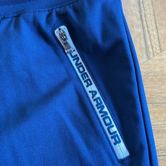 UNDER ARMOUR Youth Jogger. Excellent condition with zip pockets. - Picture 3 of 6
